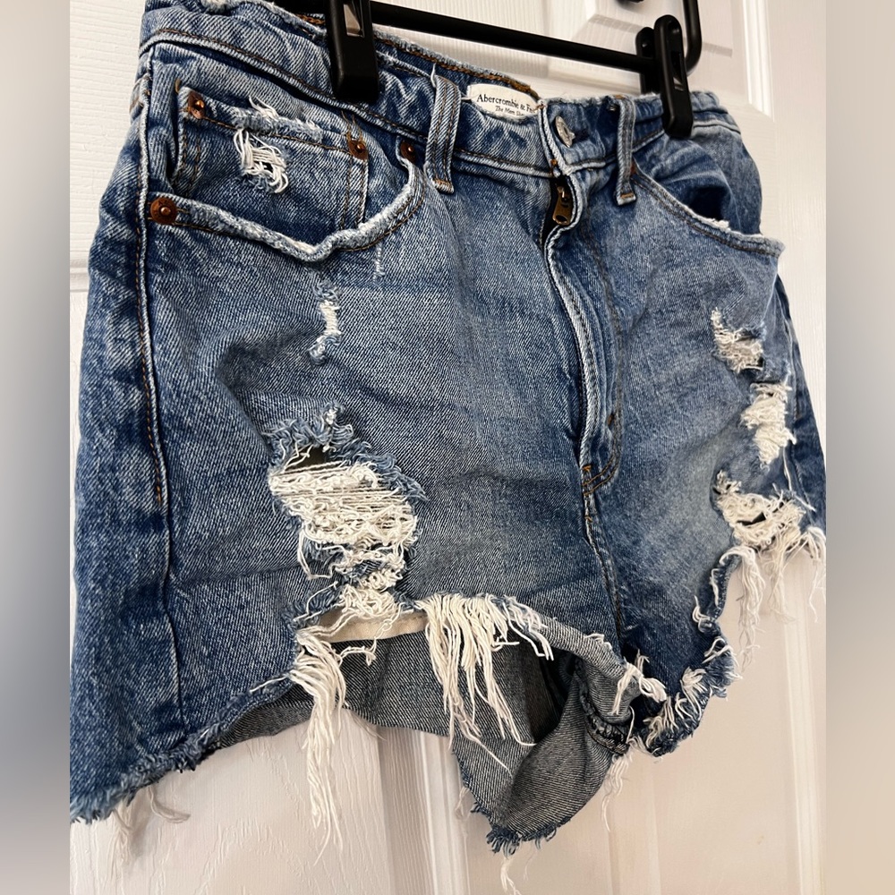 LIKE NEW Abercrombie and Fitch the mom short high rise size 28/6